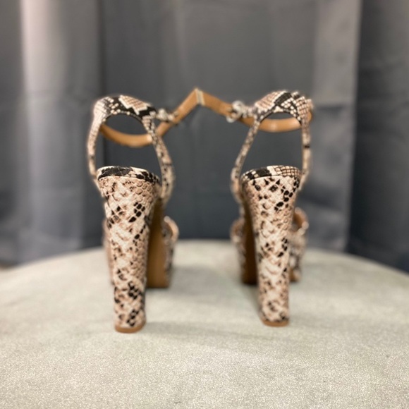 Beautiful snakeskin block heels by Steve Madden - Picture 4 of 4